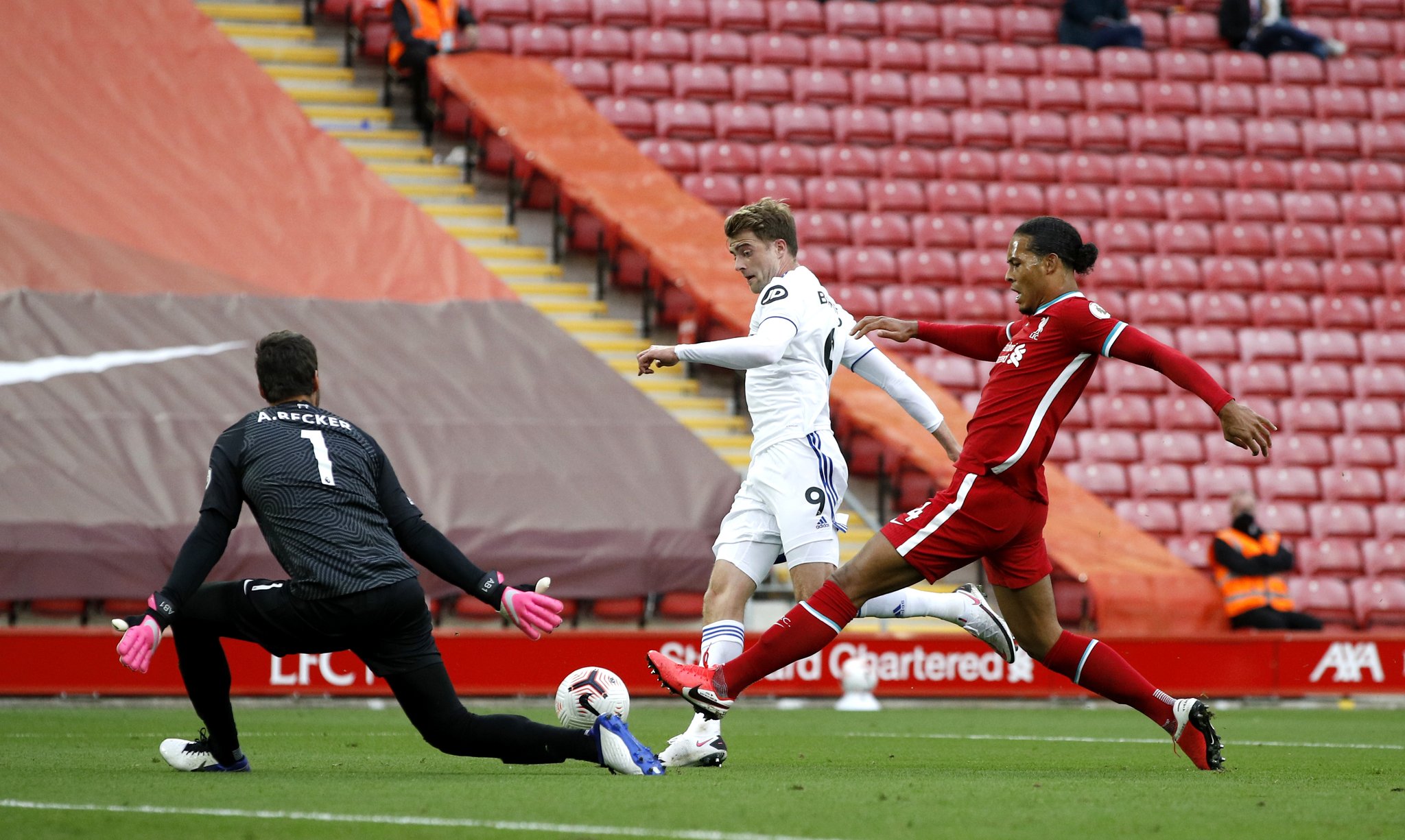 时离开赛场 时离开赛场